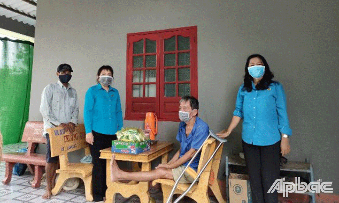 đã đến thăm, tặng quà một gia đình thương binh loại 1 trên địa bàn huyện, (do LĐLĐ huyện Gò Công Đông phụng dưỡng).