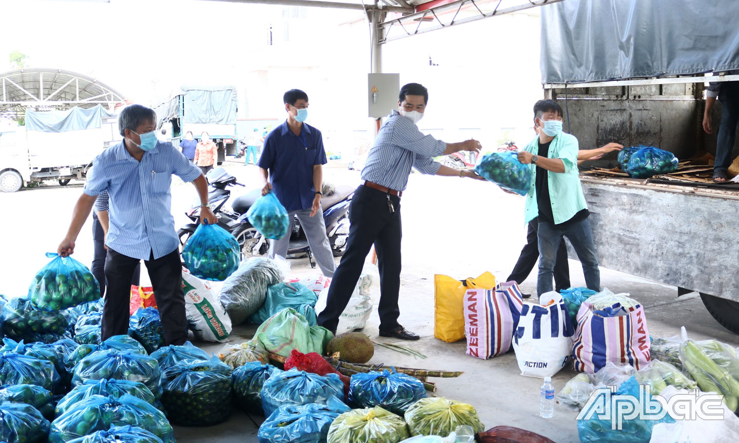  Nông sản được Ủy ban MTTQ huyện Cai Lậy tiếp nhận  và vận chuyển về  TP. Hồ Chí Minh.