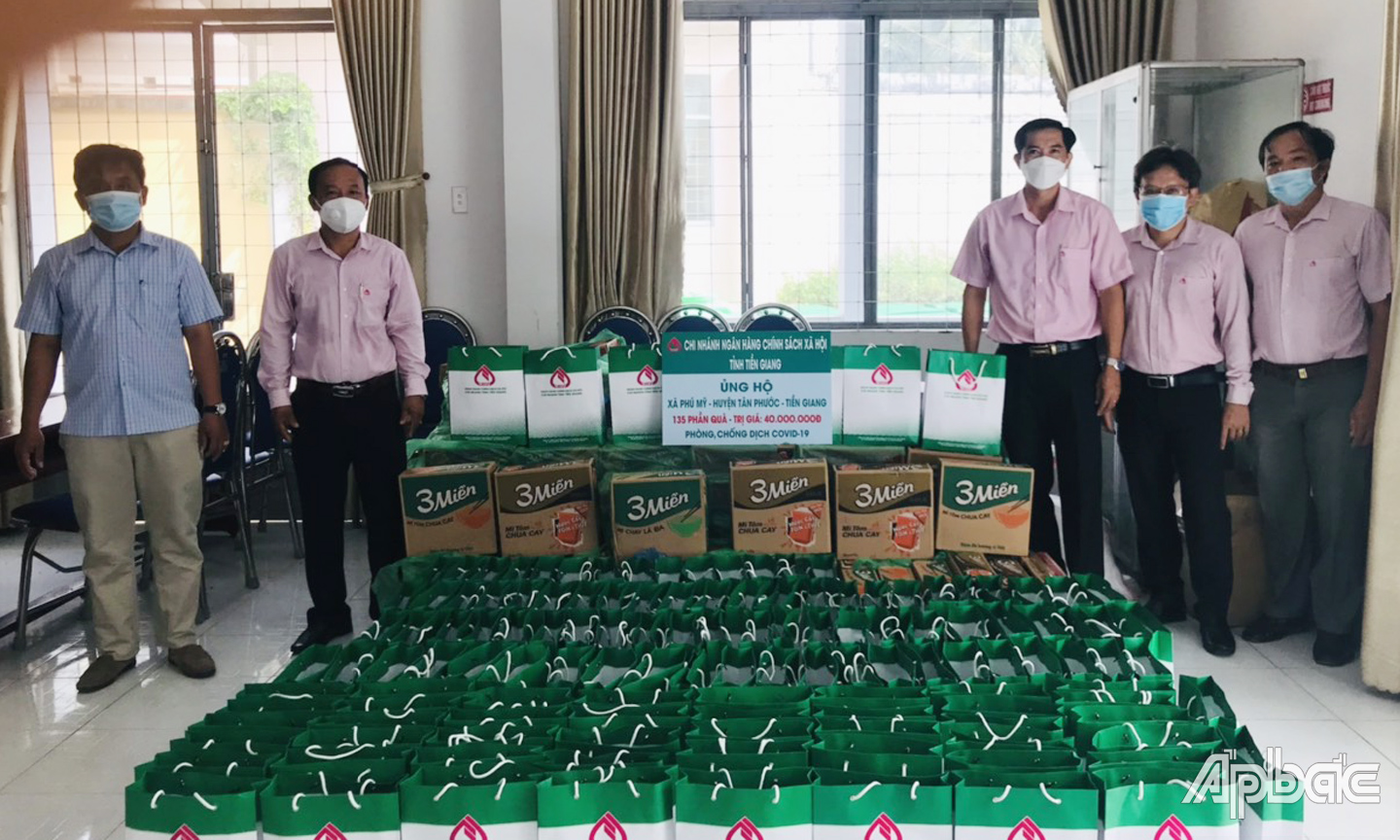 Lãnh đạo Ngân Ngày 29-7, Ngân hàng Chính sách xã hội (CSXH) chi nhánh Tiền Giang đã tặng 135 phần quà cho người dân xã Phú Mỹ