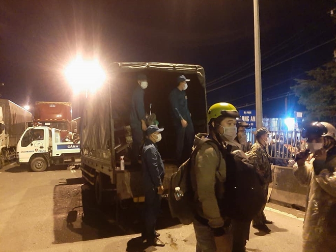 Công an TP Hồ Chí Minh và Long An cùng quân đội hỗ trợ đưa người dân về quê.