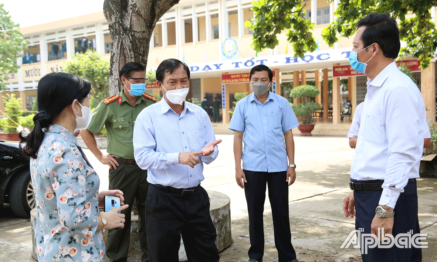 Chủ tịch UBND tỉnh Tiền Giang Nguyễn Văn Vĩnh đến kiểm tra tại khu cách ly Trường THPT Gò Công Đông. Ảnh: LÂM - THẮNG