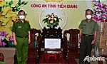 Công an TP. Hồ Chí Minh: Tặng quà hỗ trợ Công an Tiền Giang phòng, chống dịch Covid-19