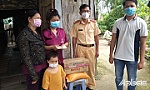 Huyện đoàn Châu Thành: Tặng quà cho chị Nguyễn Thị Bích Liên