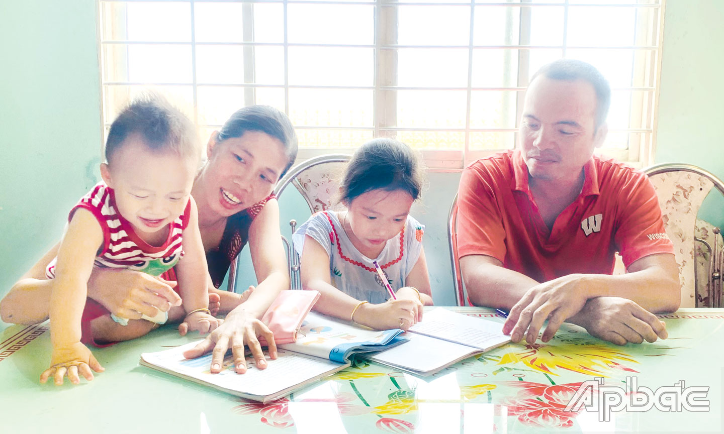  Dù ảnh hưởng dịch bệnh  Covid-19 nhưng nhiều gia đình đã có cơ hội gần gũi nhau hơn  (ảnh chụp trước khi dịch bùng phát). Ảnh: P.M