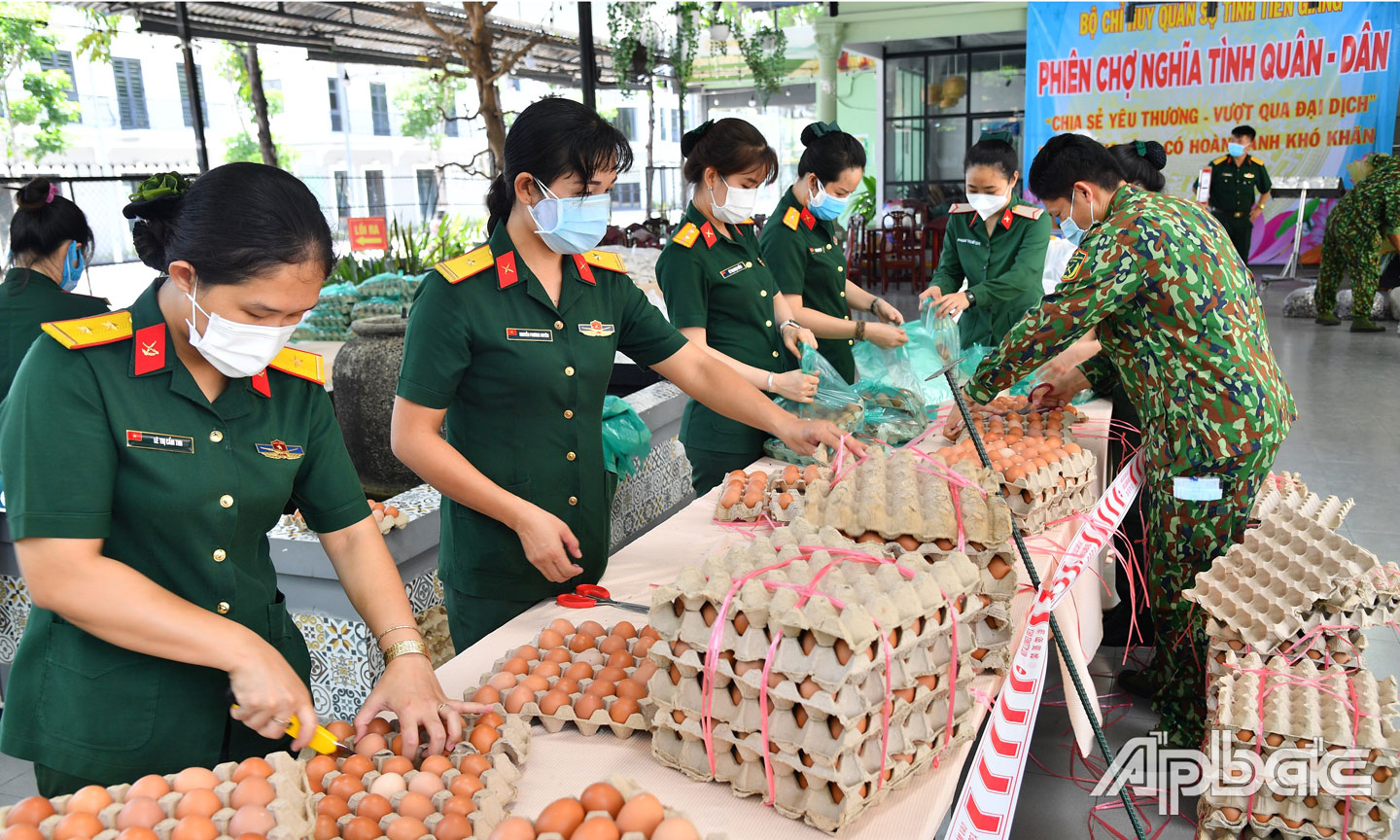 Cán bộ, chiến sĩ Lực lượng vũ trang tỉnh đang tiến hành phân chia trứng gà.