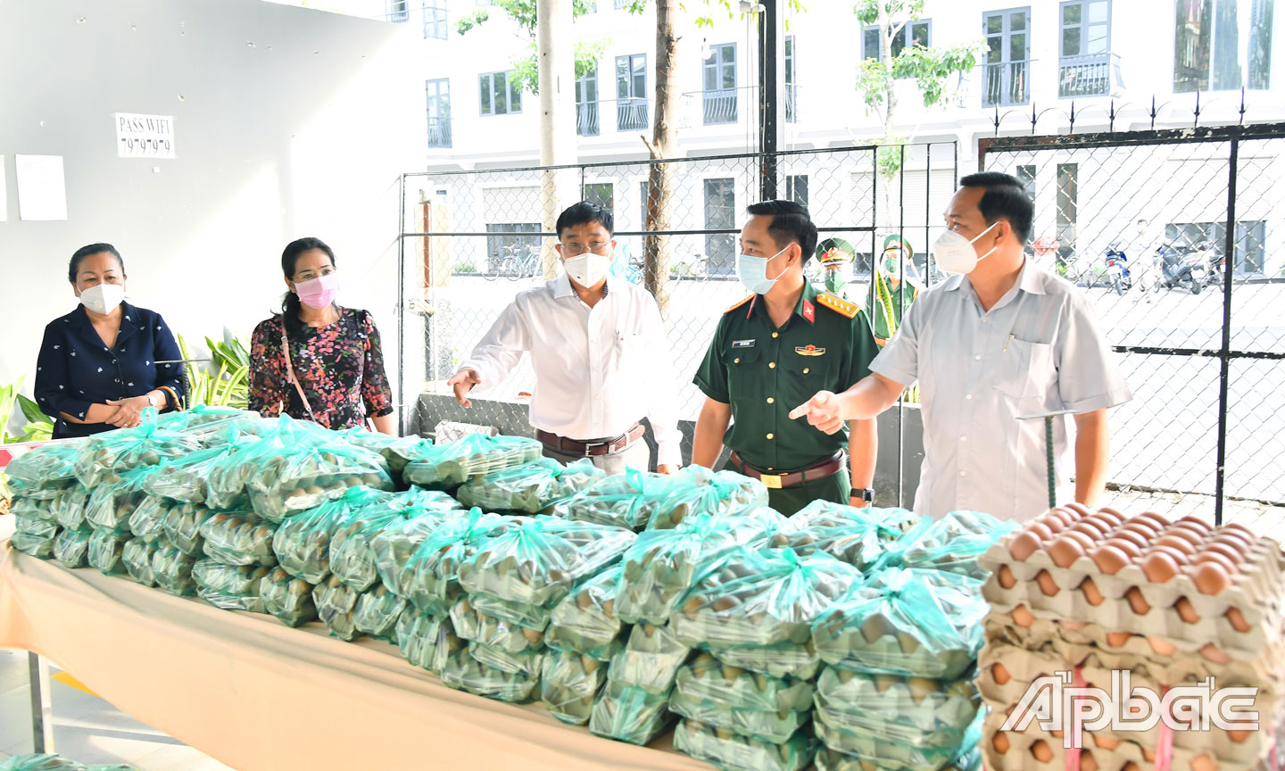 Đại biểu tham quan các mặt hàng thiết yếu được bày trí trong phiên chợ.