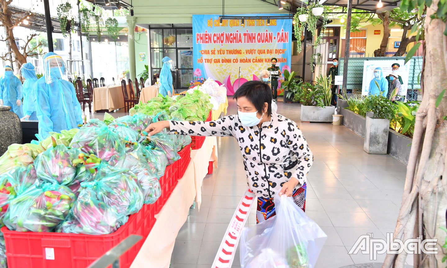 Người dân ra về với những phần quà nặng trĩu trên tay. 
