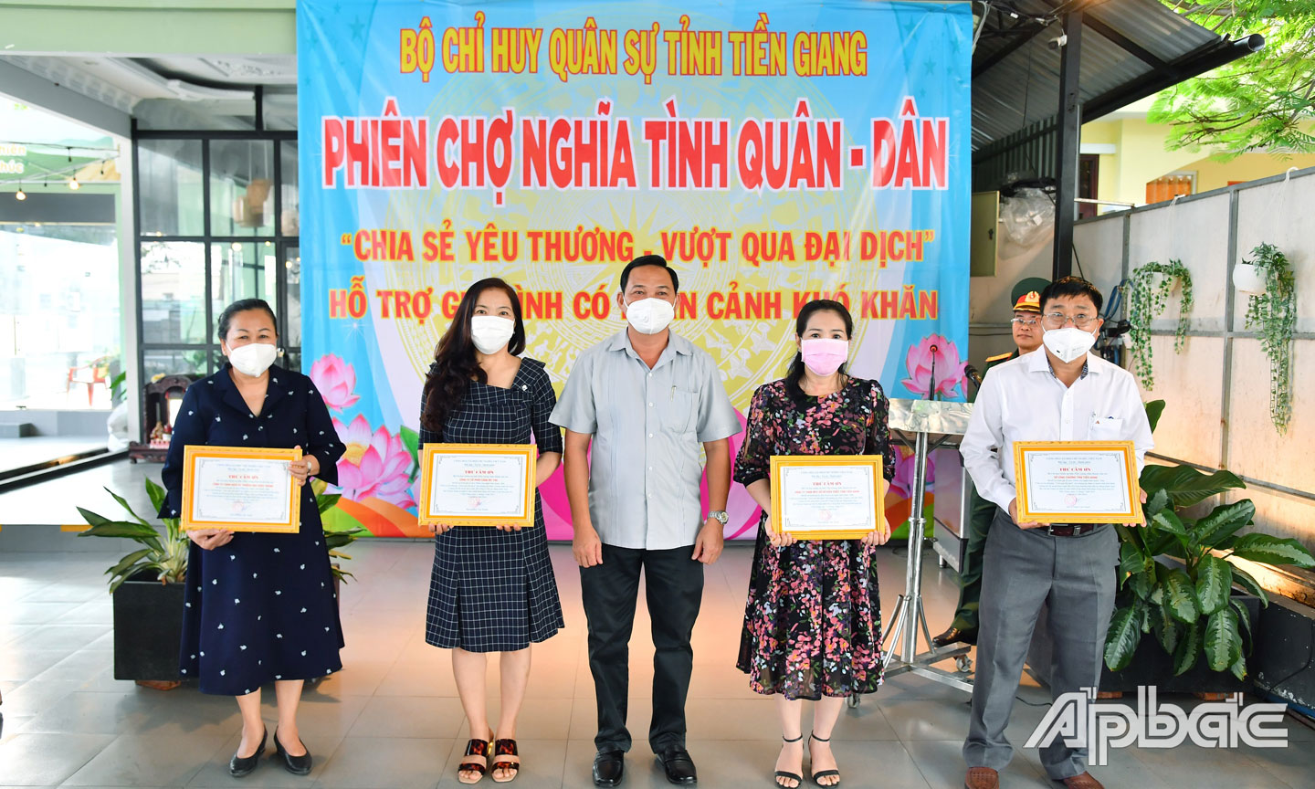 Đồng chí Đại tá Phạm Văn Thanh, Chỉ huy trưởng Bộ CHQS tỉnh trao Thư cảm ơn cho các mạnh thường quân.