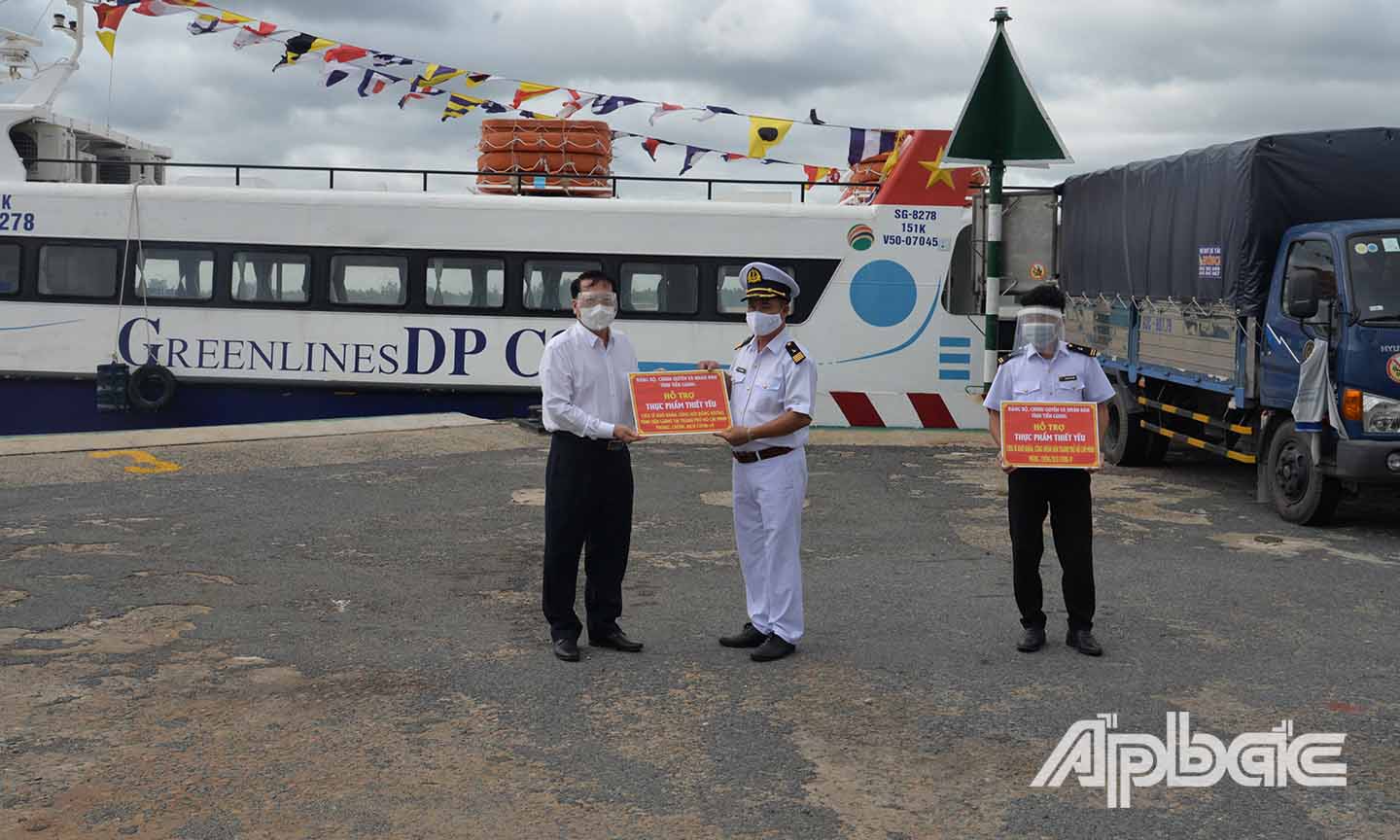Phó Chủ tịch UBND tỉnh Phạm Văn Trọng trao bảng tượng trưng tặng hàng hóa nông sản cho người dân TP. Hồ Chí Minh và Hội Đồng hương Tiền Giang tại TP. Hồ Chí Minh.