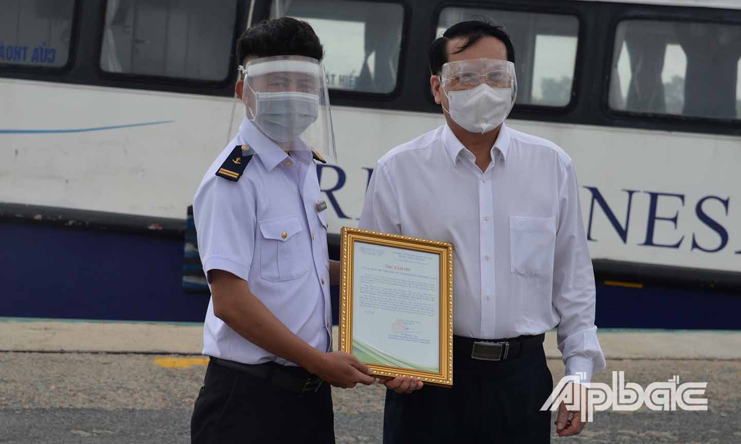 Đại diện tàu cao tốc chuyển thư cảm ơn của BanThường trực Ủy ban MTTQ Việt Nam TP. Hồ Chí Minh đến Đảng bộ, chính quyền và nhân dân tỉnh Tiền Giang.