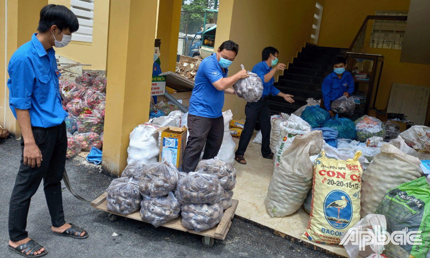 Đoàn viên thanh niên huyện Cái Bè vận chuyển hàng hóa 