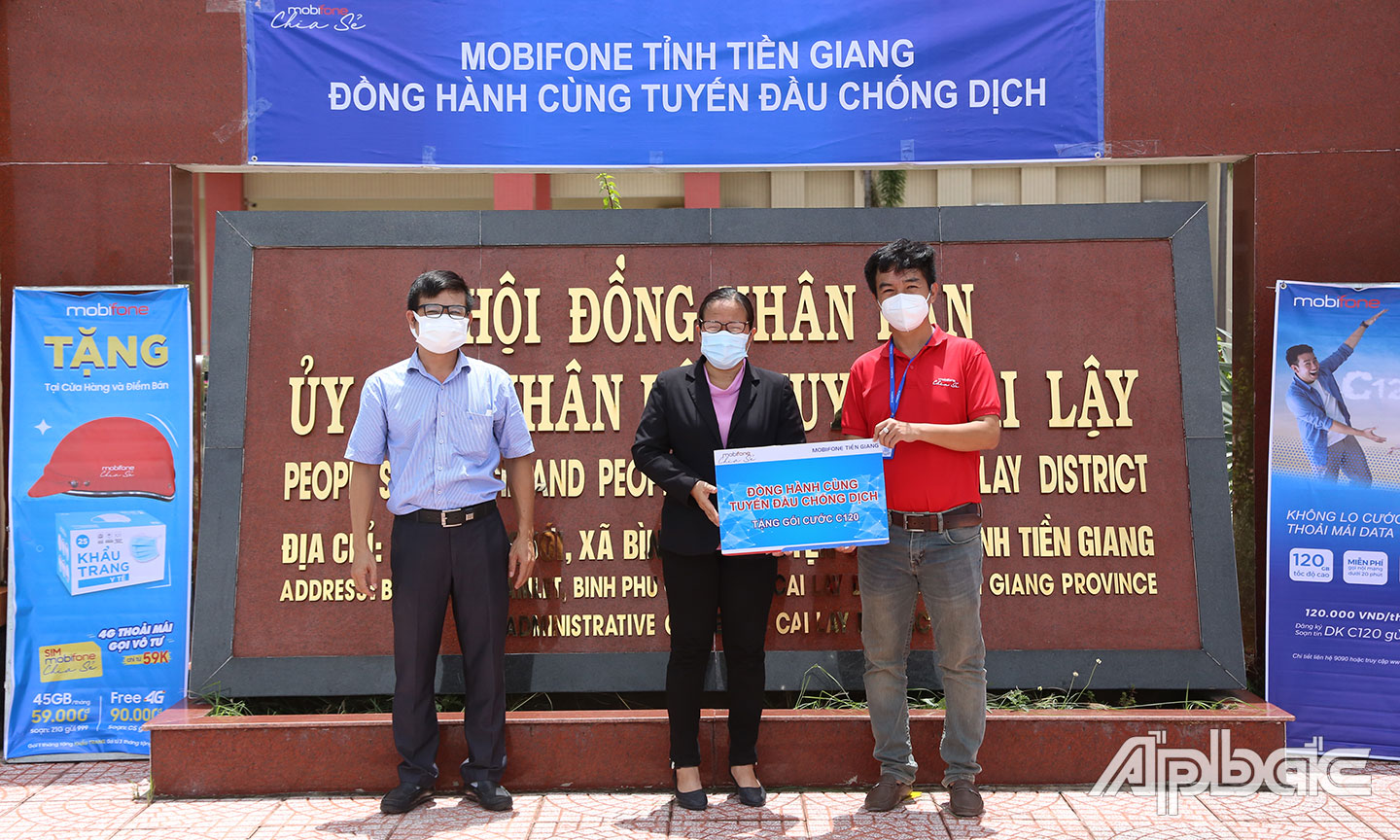 Đại diện lãnh đạo Mobifone Tiền Giang trao bảng tượng trưng 673 gói hỗ trợ cho huyện Cai Lậy.