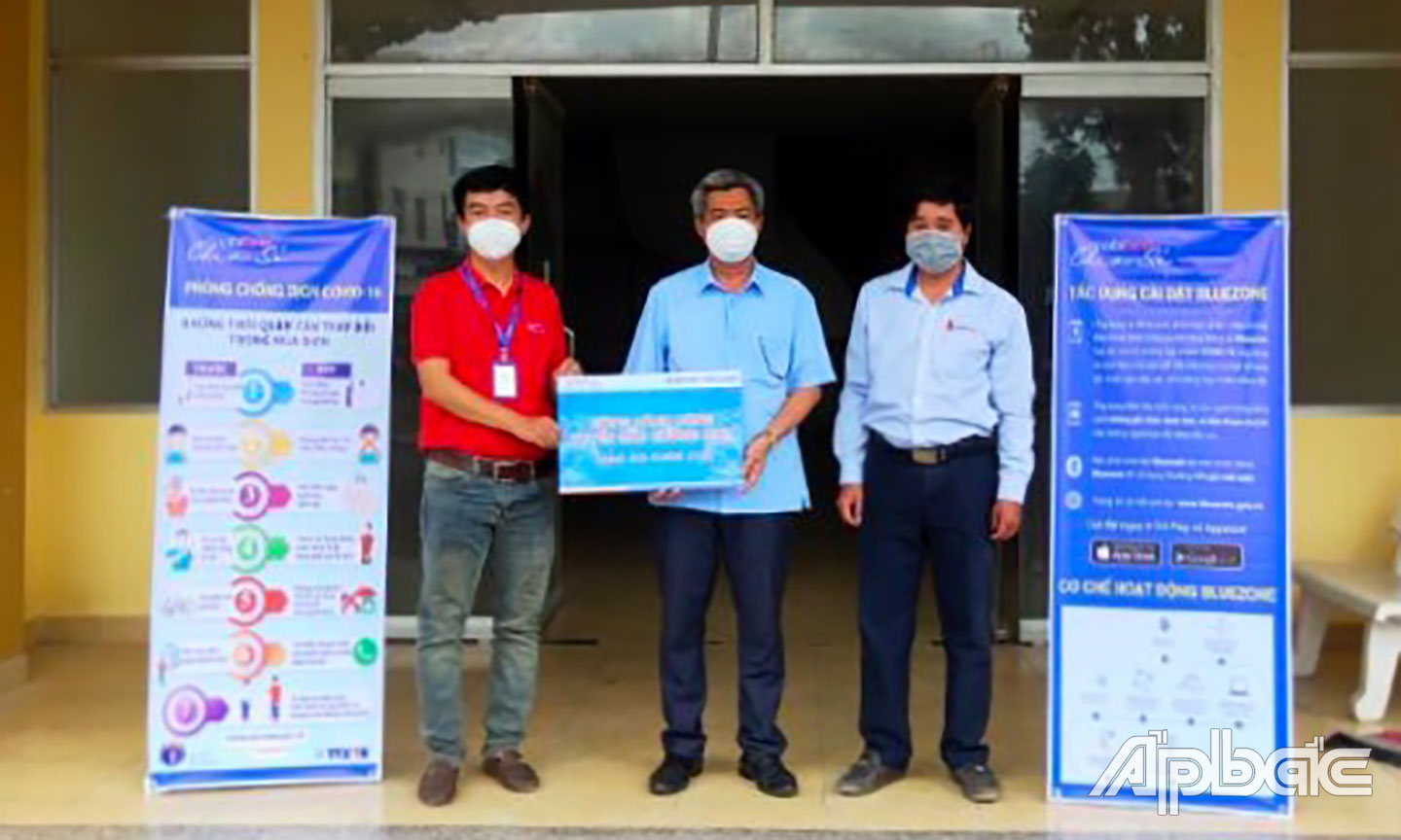 Trao bảng tượng trưng hỗ trợ 445 gói cho huyện Cái Bè.
