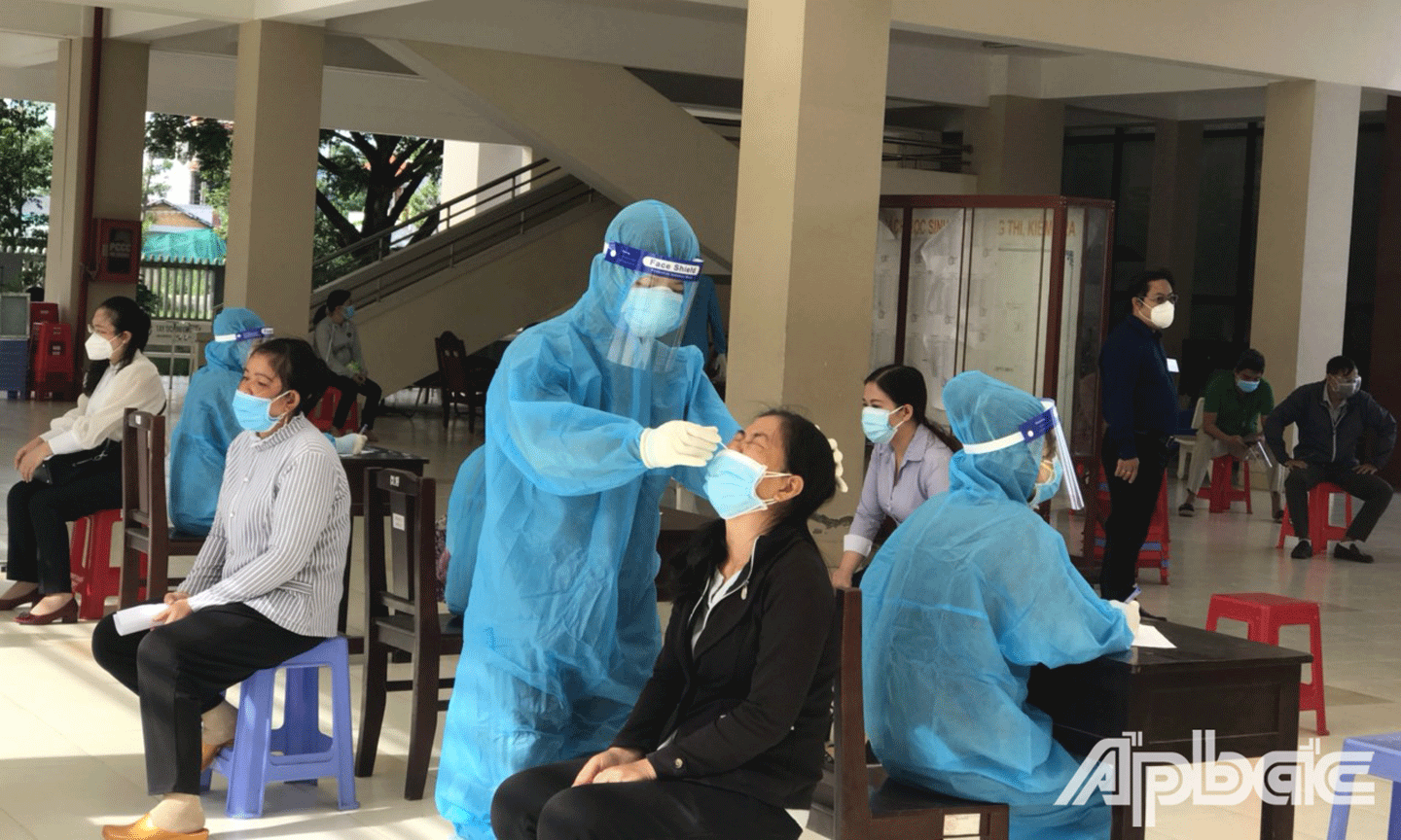 Lực lượng tham gia kỳ thi lấy mẫu xét nghiệm Covid-19. 