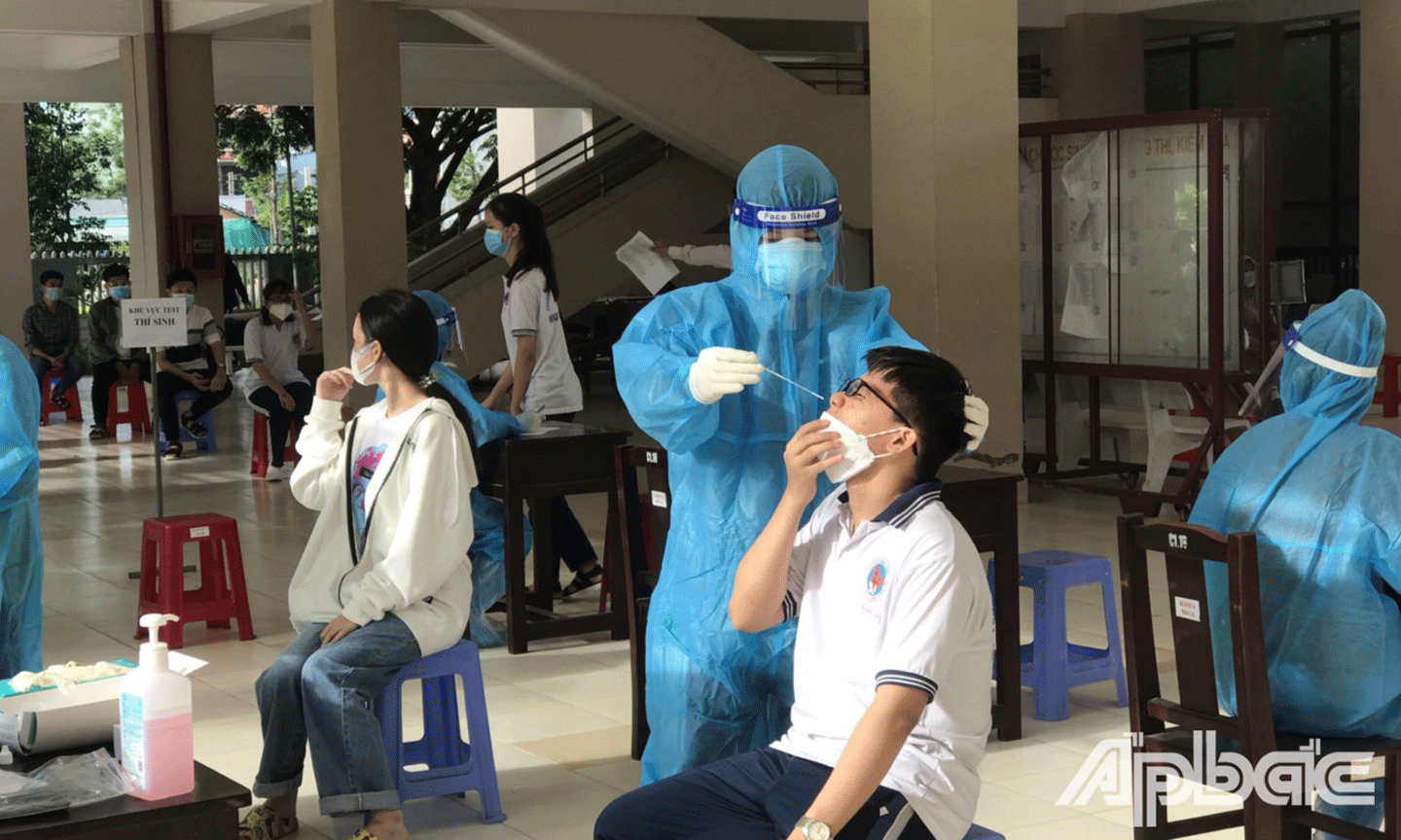Thí sinh lấy mẫu xét nghiệm Covid-19. 