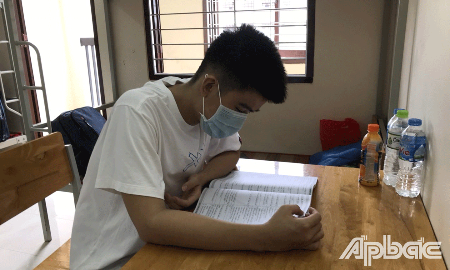 Thí sinh tranh thủ thời gian xem lại bài. 