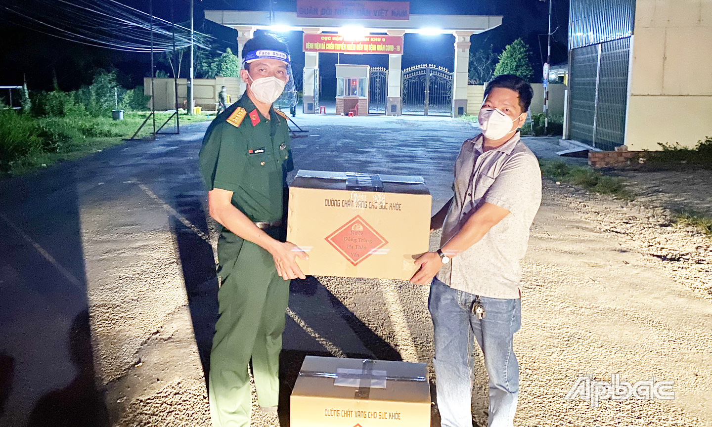 15 ký trùng hạ thảo sấy khô của Công ty Thiên Ân đã được Báo Ấp Bắc chuyển đến Bệnh viện dã chiến truyền nhiễm số 6 quân khu 9