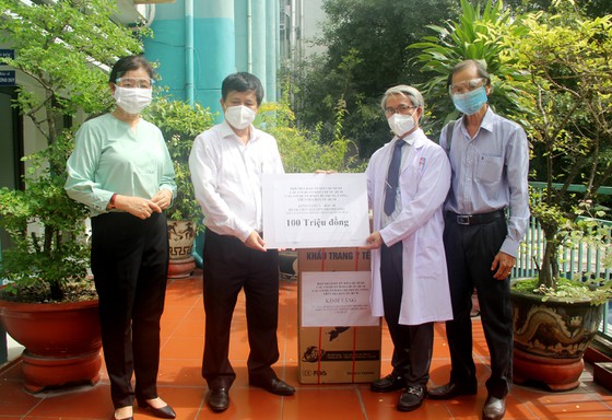 Đoàn Hội Nhà báo TPHCM, các cơ quan báo chí thành phố và trung ương thăm và hỗ trợ các y bác sĩ BV Nguyễn Tri Phương.