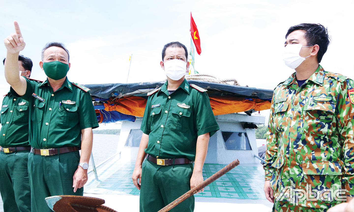 Tổ kiểm soát dịch bệnh Covid-19 trên biển của Đồn Biên phòng Kiểng Phước giám sát, ngăn chặn các phương tiện từ huyện Cần Giờ, TP. Hồ Chí Minh sang Tiền Giang.