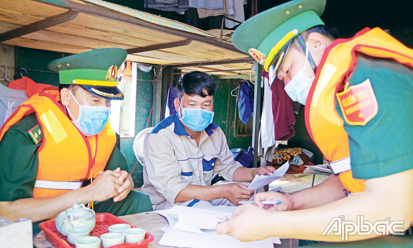 Tổ công tác kiểm tra các công nhân đang thi công trên biển của công trình điện gió Tân Phú Đông 2 đặt tại xã Tân Thành (huyện Gò Công Đông).