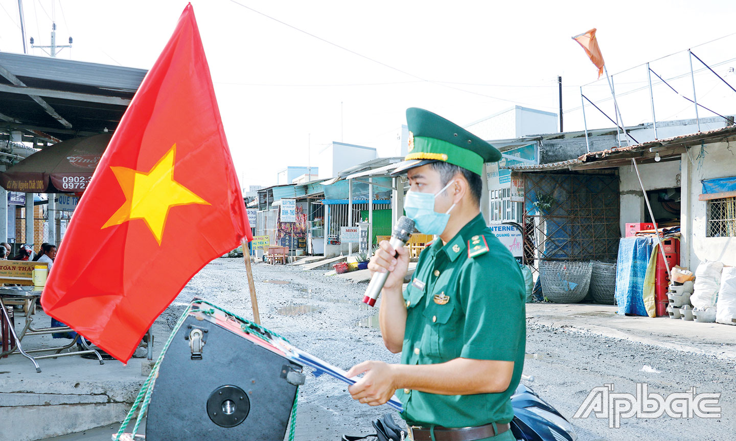 Cán bộ Đồn Biên phòng Tân Thành tuyên truyền phòng, chống dịch Covid-19 qua loa di động.