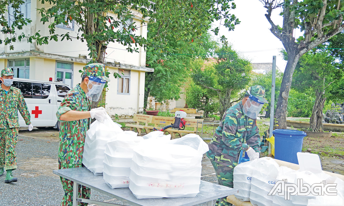 Các chiến sĩ Bộ đội Biên phòng tiếp tế cơm, nước, các vật dụng cần thiết hằng ngày cho bệnh nhân F0.