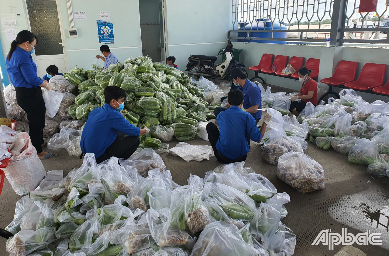 Chuẩn bị rau, củ để chuyển cho người dân ở TP. Hồ Chí Minh.