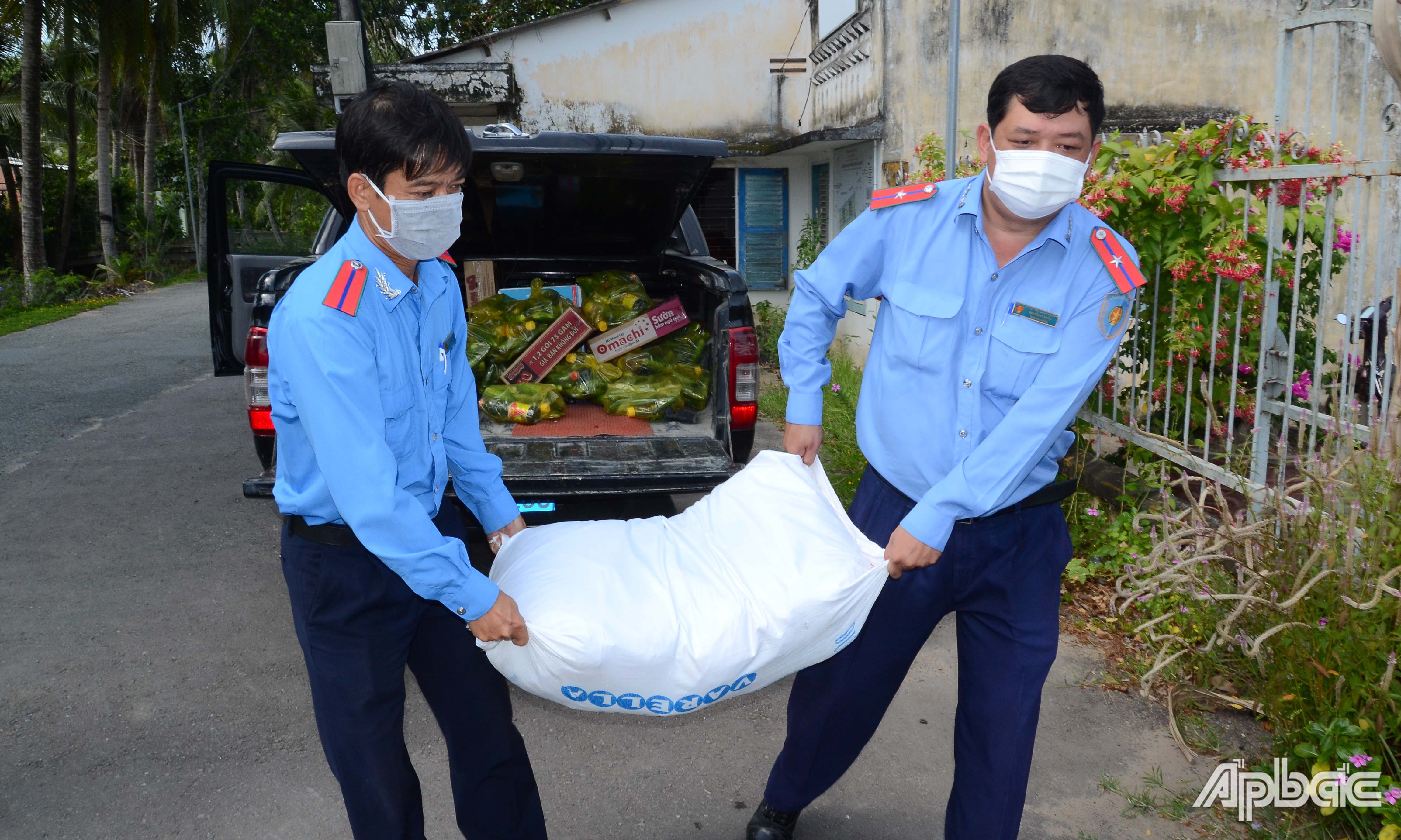 Vận chuyển quà đến nơi hỗ trợ cho người dân.