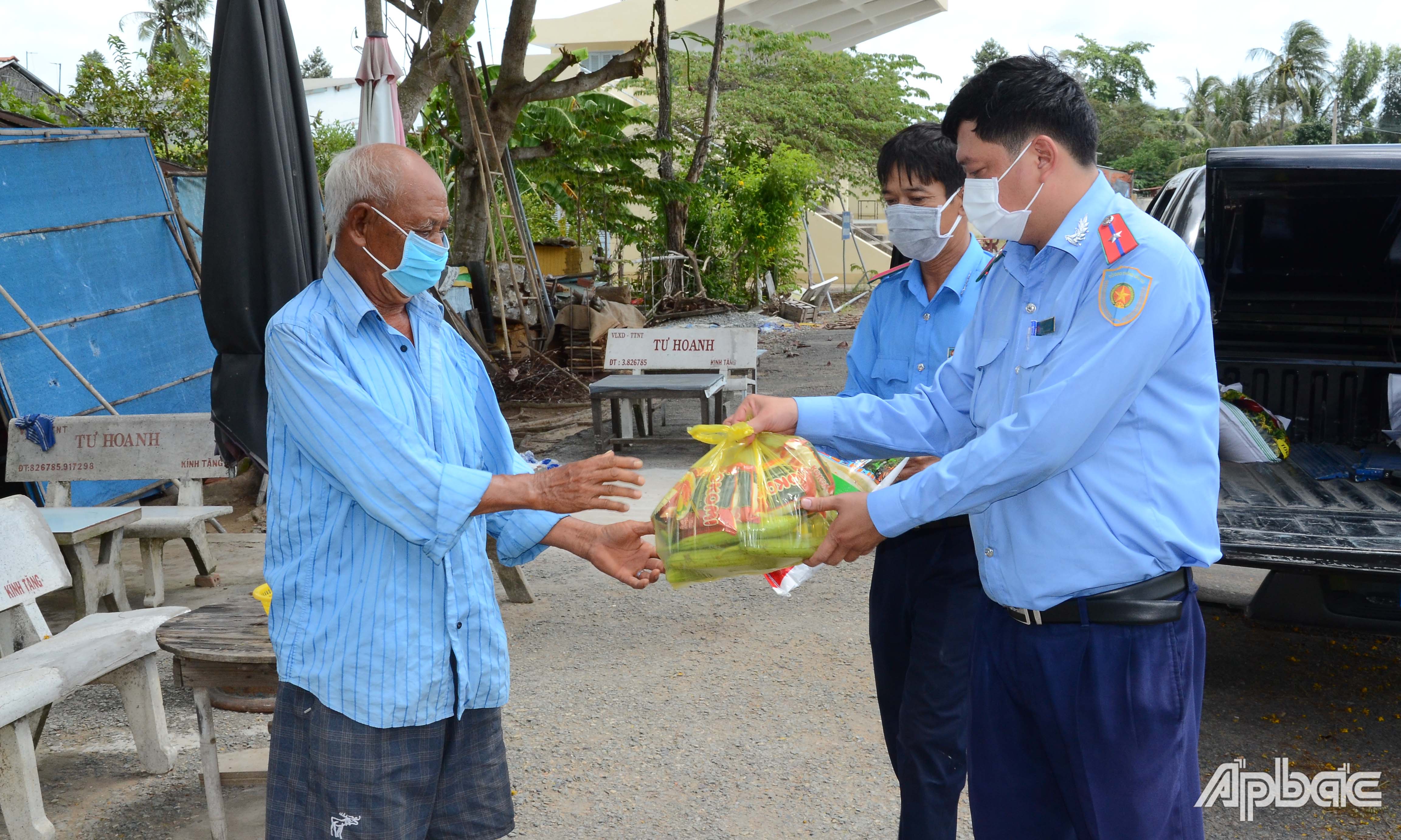 Lực lượng Thanh tra Giao thông - Vận tải đến tận nhà trao quà cho người dân.
