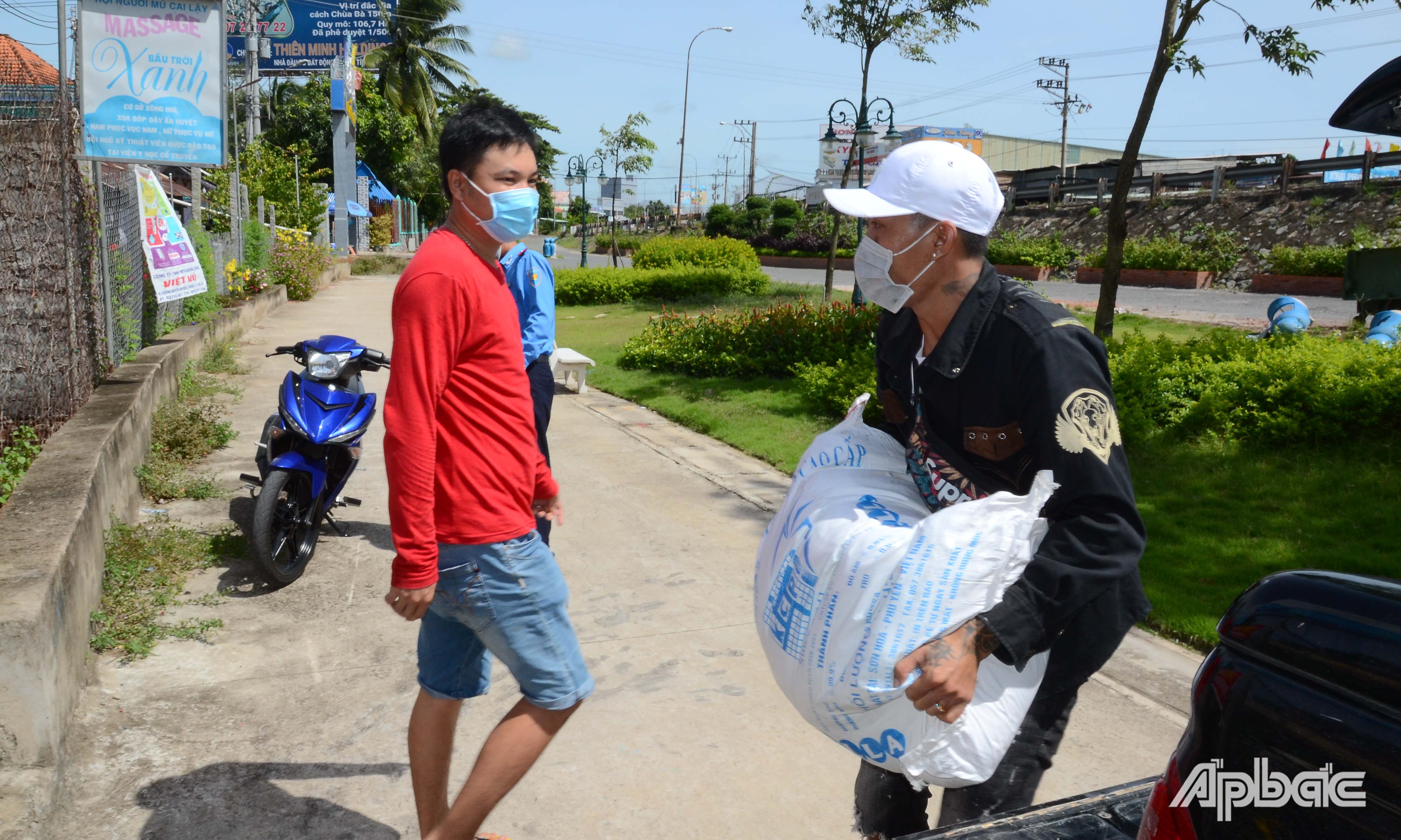 Vận chuyển quà đến nơi hỗ trợ.