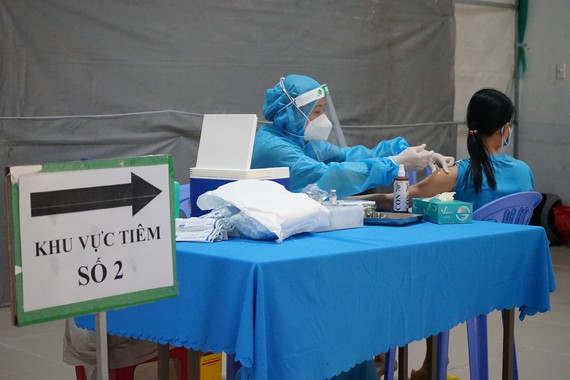 Nhân viên y tế tiêm vaccine cho người dân.