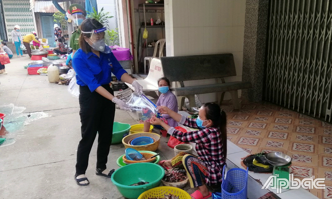 Bí thư xã đoàn tặng kính chắn giọt bắn cho tiều thương.