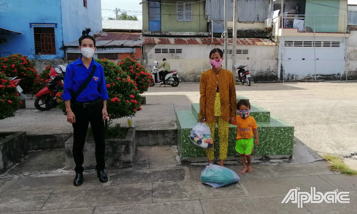 Thường xuyên trao tặng quà cho người nghèo, trẻ em của xã.