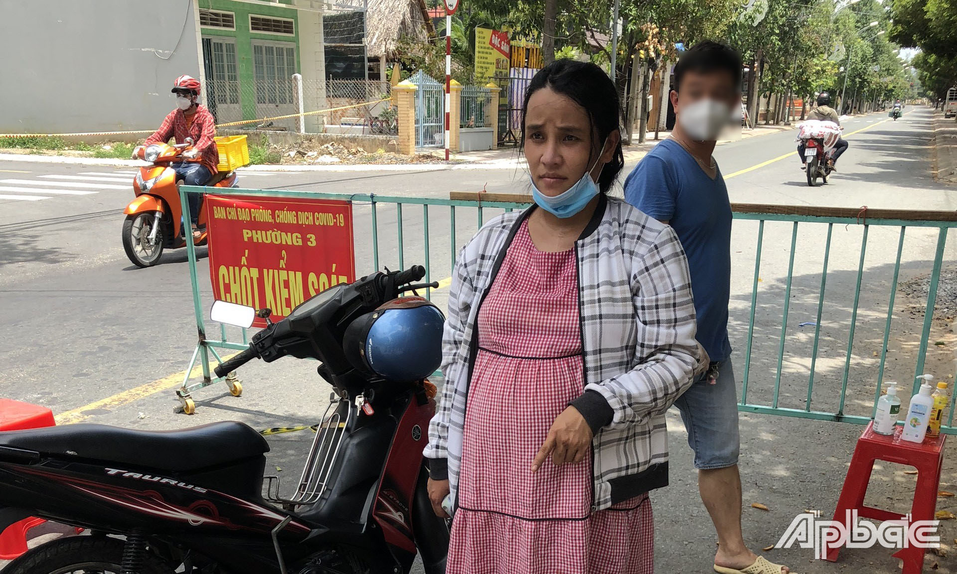 Thư bị bắt ngay tại chốt kiểm soát dịch Covid-19.