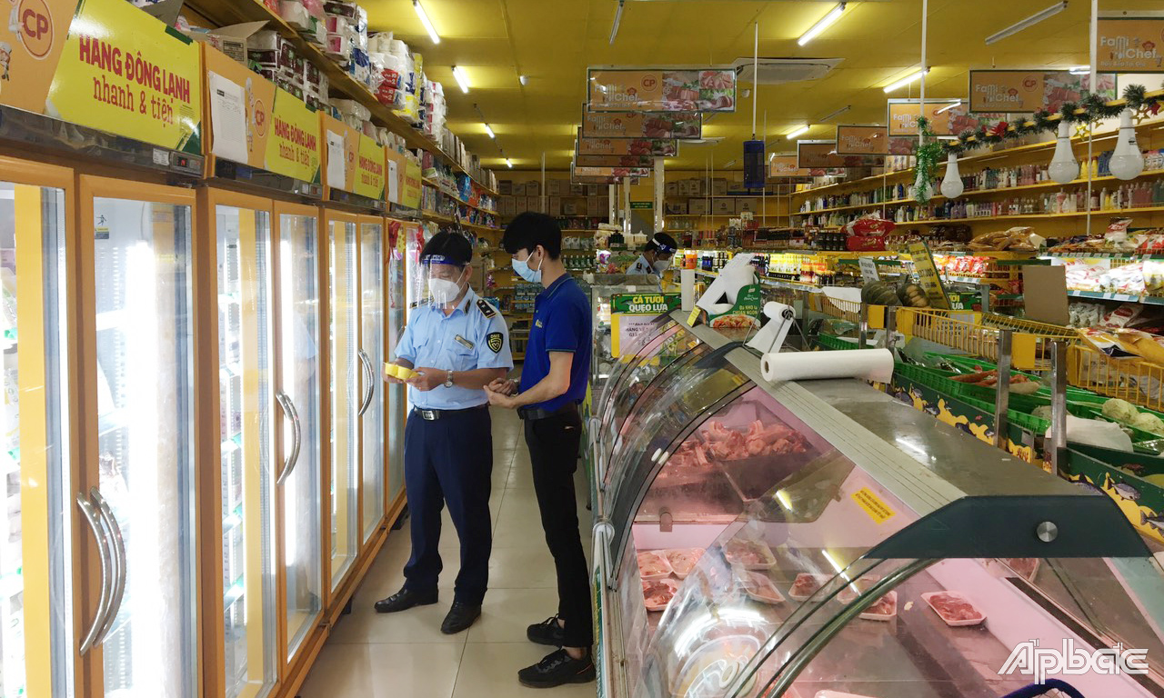 Lực lượng QLTT giám sát tại cửa hàng Bách Hóa Xanh trên địa bàn T. Mỹ Tho