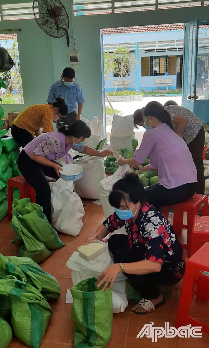 Mặt trận các đoàn thể huyện Gò Công Tây đến nhà trào quà cho các hộ nghèo khó khăn trên địa bàn huyện