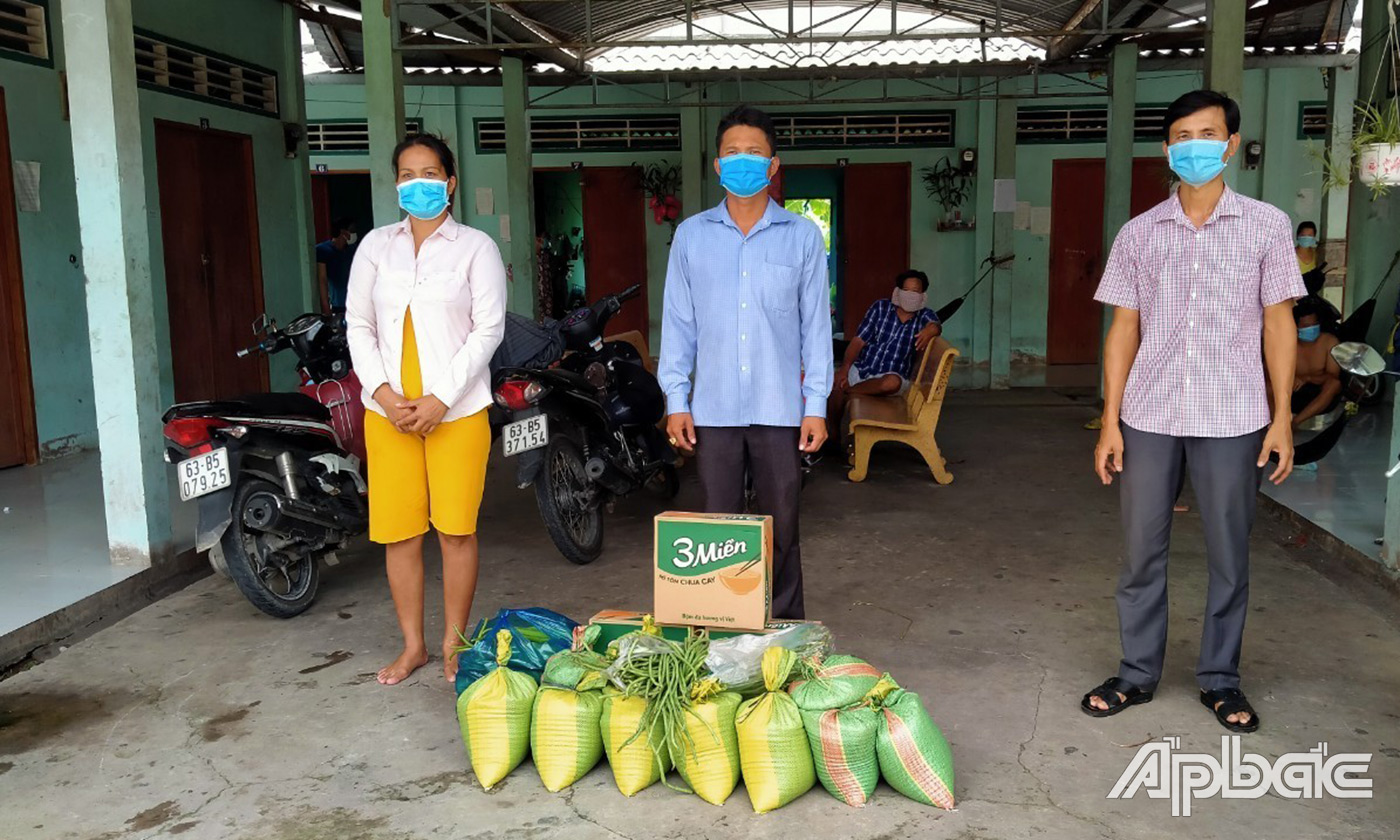 Mặt trận các đoàn thể huyện Gò Công Tây đến nhà trào quà cho các hộ nghèo khó khăn trên địa bàn huyện