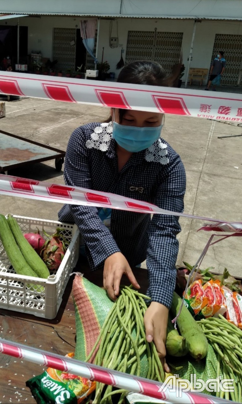 Mặt trận các đoàn thể huyện Gò Công Tây đến nhà trào quà cho các hộ nghèo khó hỗ trợ lương thực, thực phẩm để giúp đỡ những hộ nghèo ở các khu nhà trọ trên địa bàn huyện, kể cả những người dân đang sống trong các nhà trọ bị phong tỏa