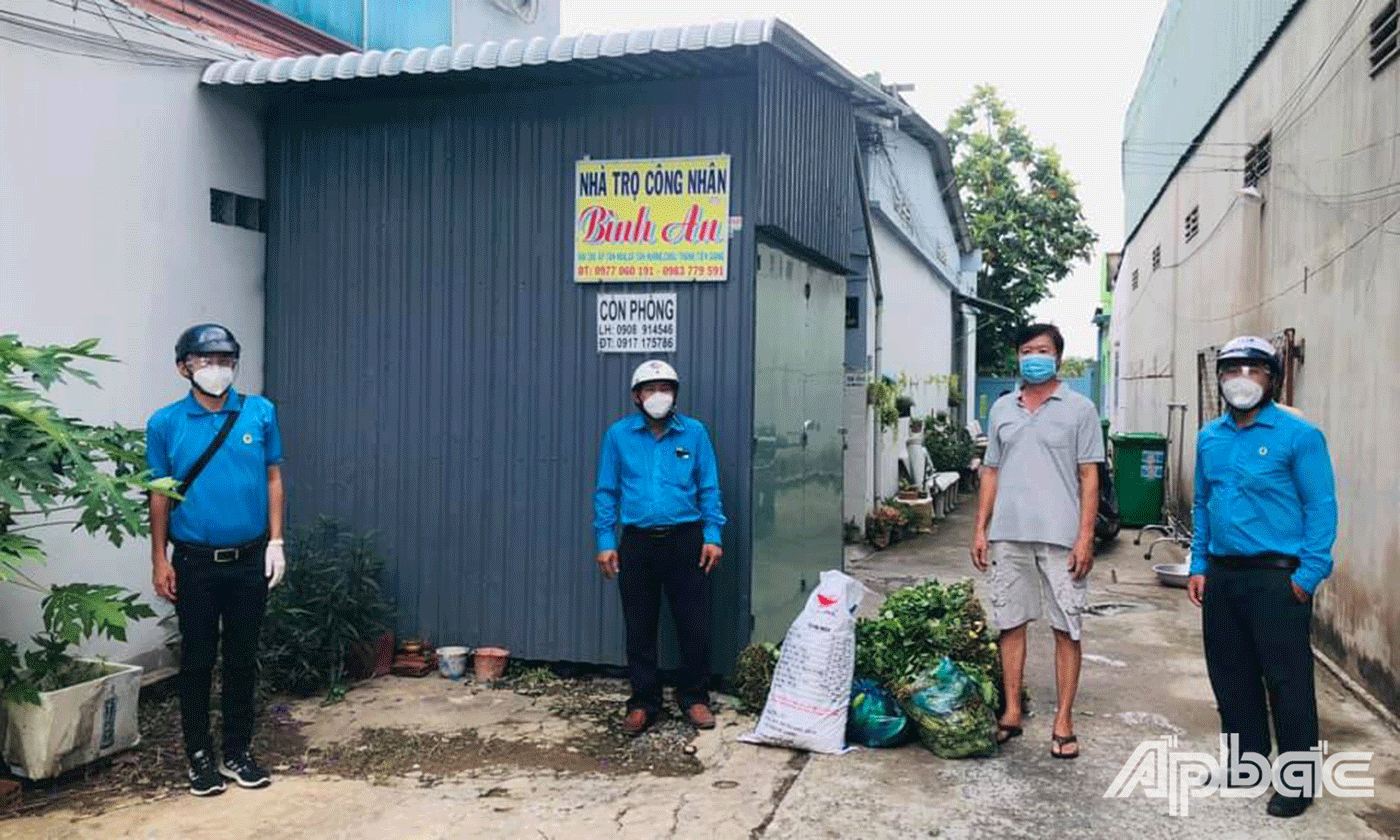 LĐLĐ huyện Châu Thành cũng đã phối hợp với Công đoàn các Khu Công nghiệp tỉnh, phân phối 1.050 kg rau, củ, quả hỗ trợ công nhân lao động (CNLĐ) của các khu nhà trọ công nhân tự quản,