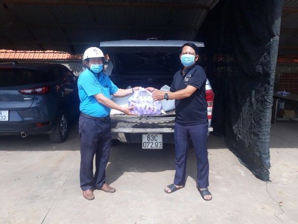 Ông Đỗ Thanh Hiền PCT LĐLĐ huyện Châu Thành trao nhu yếu phẩm hỗ trợ CNLĐ Công ty TNHH Đầu tư và Th