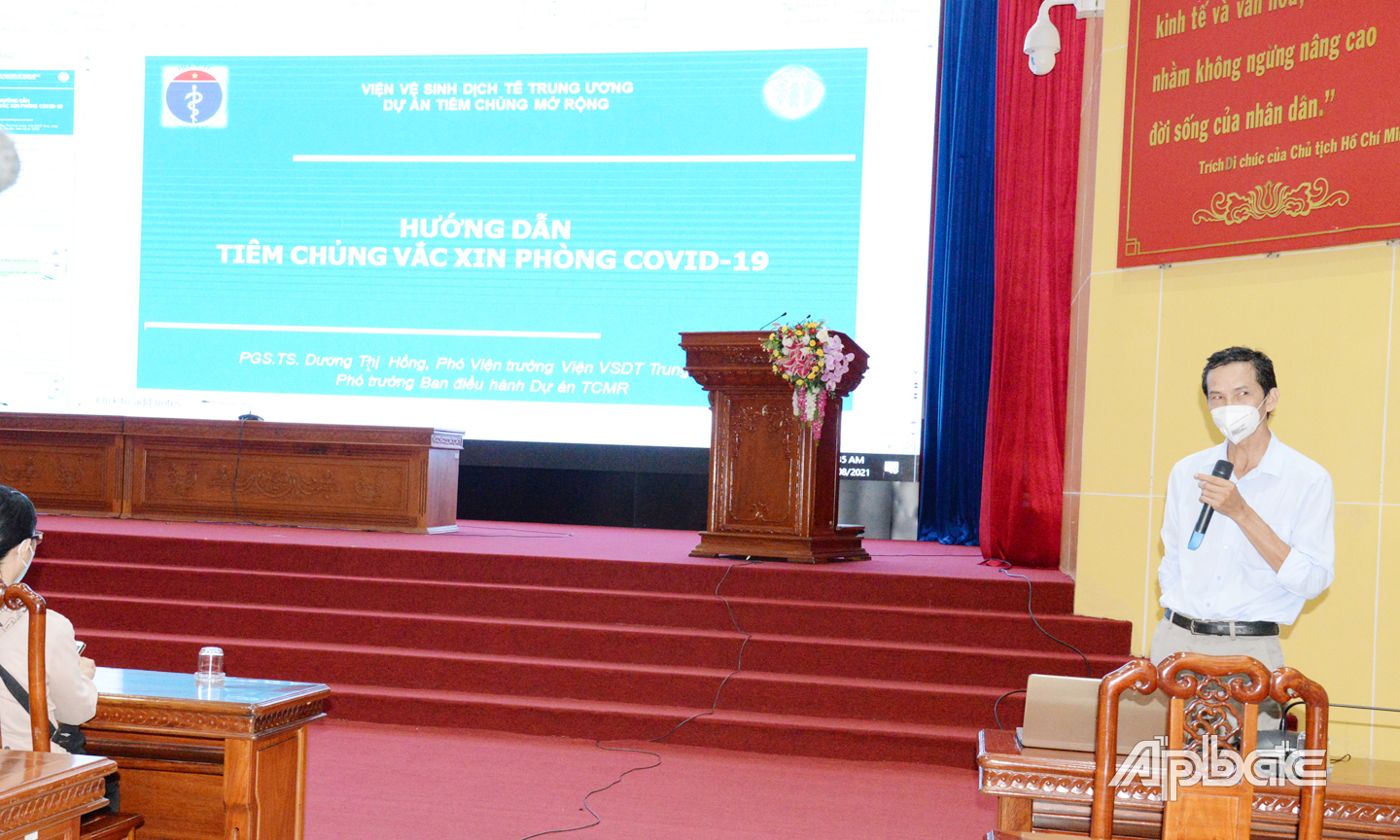 BSCK2 Lê Đăng Ngạn, Phó Giám đốc Trung tâm kiểm soát bệnh tật Tiền Giang hướng dẫn kỹ thuật tiêm vắc xin phòng Covid-19 cho tình nguyện viên