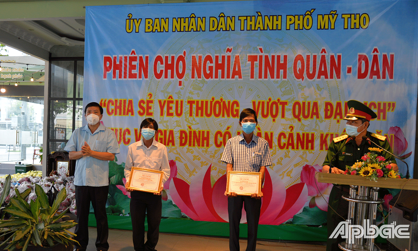 Lãnh đạo UBND TP. Mỹ Tho trao thư cảm ơn các đơn vị tài trợ.