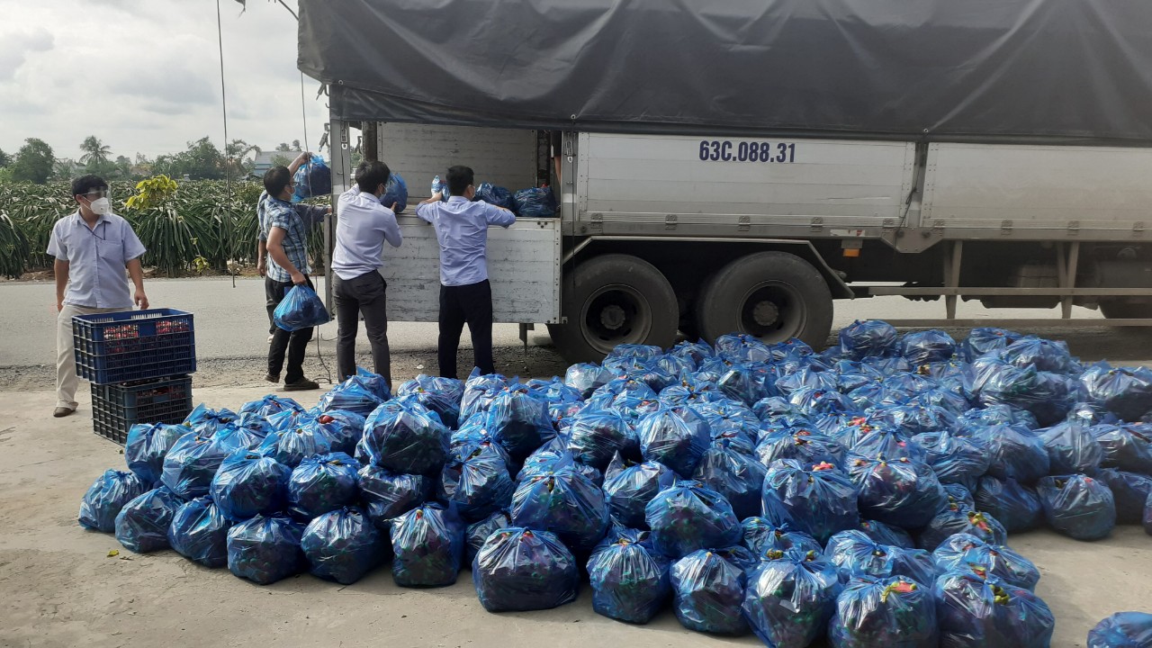 Mỗi phần quà gồm 10kg gạo và15kg thanh long.