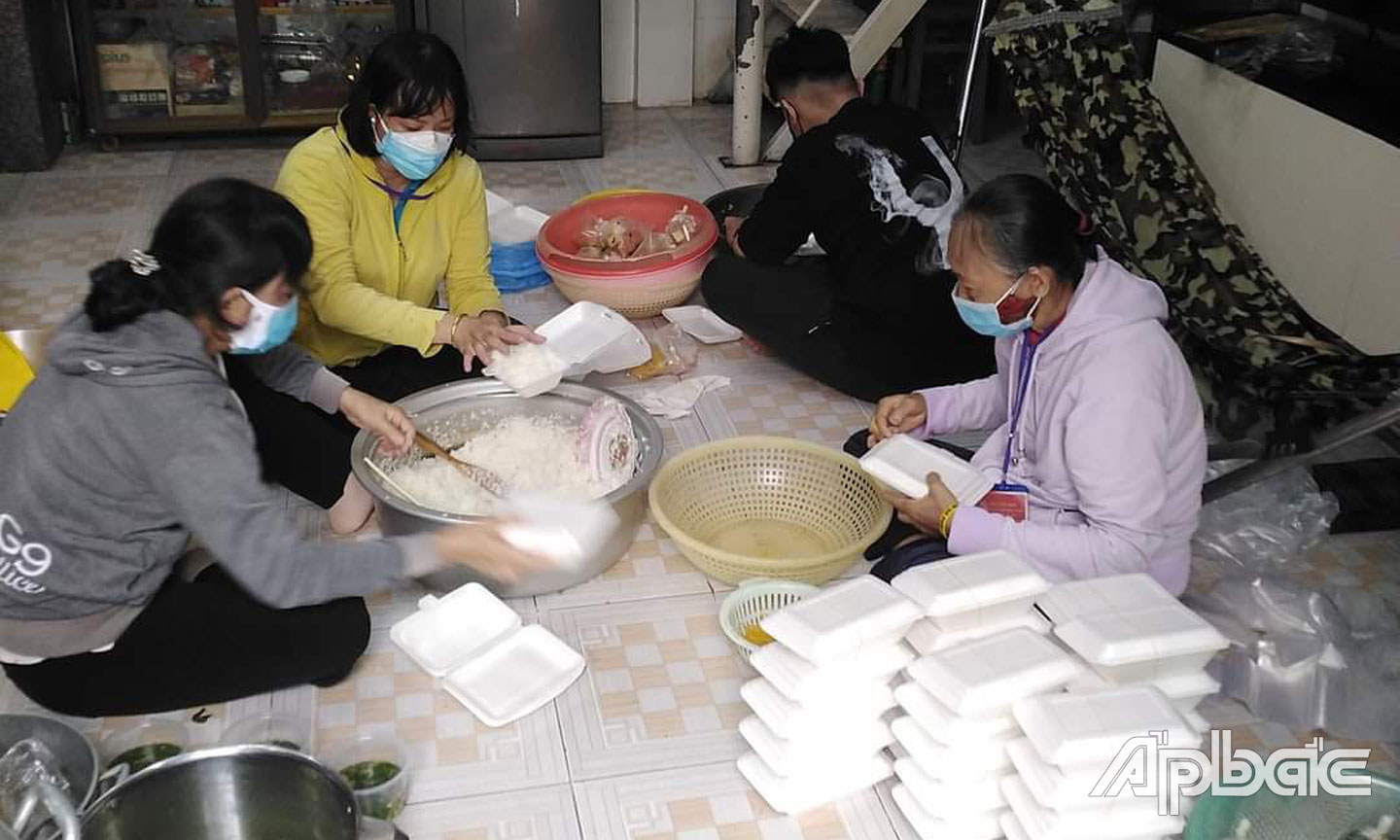 Bếp ăn gia đình ông Trung.