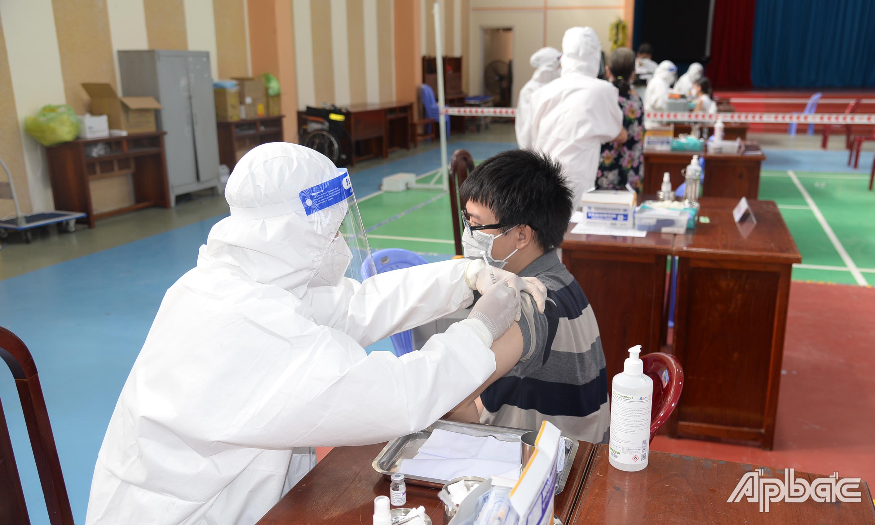 Người dân tiêm vắc xin tại điểm Trường THCS Lê Ngọc Hân.