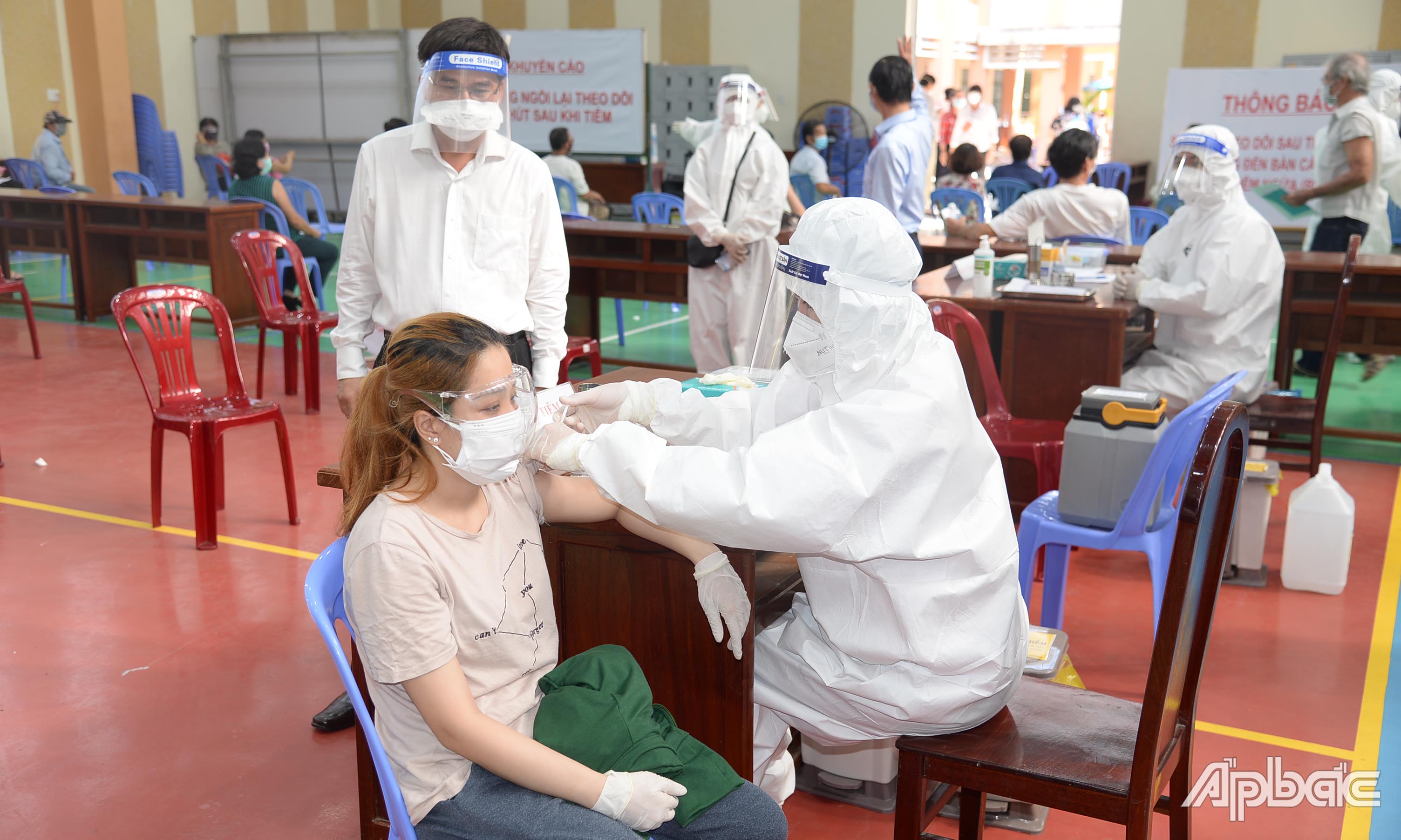 Phó Chủ tịch UBND tỉnh Nguyễn Văn Mười kiểm tra công tác tiêm vắc xin Covid-19 cho người dân trên địa bàn TP. Mỹ Tho.