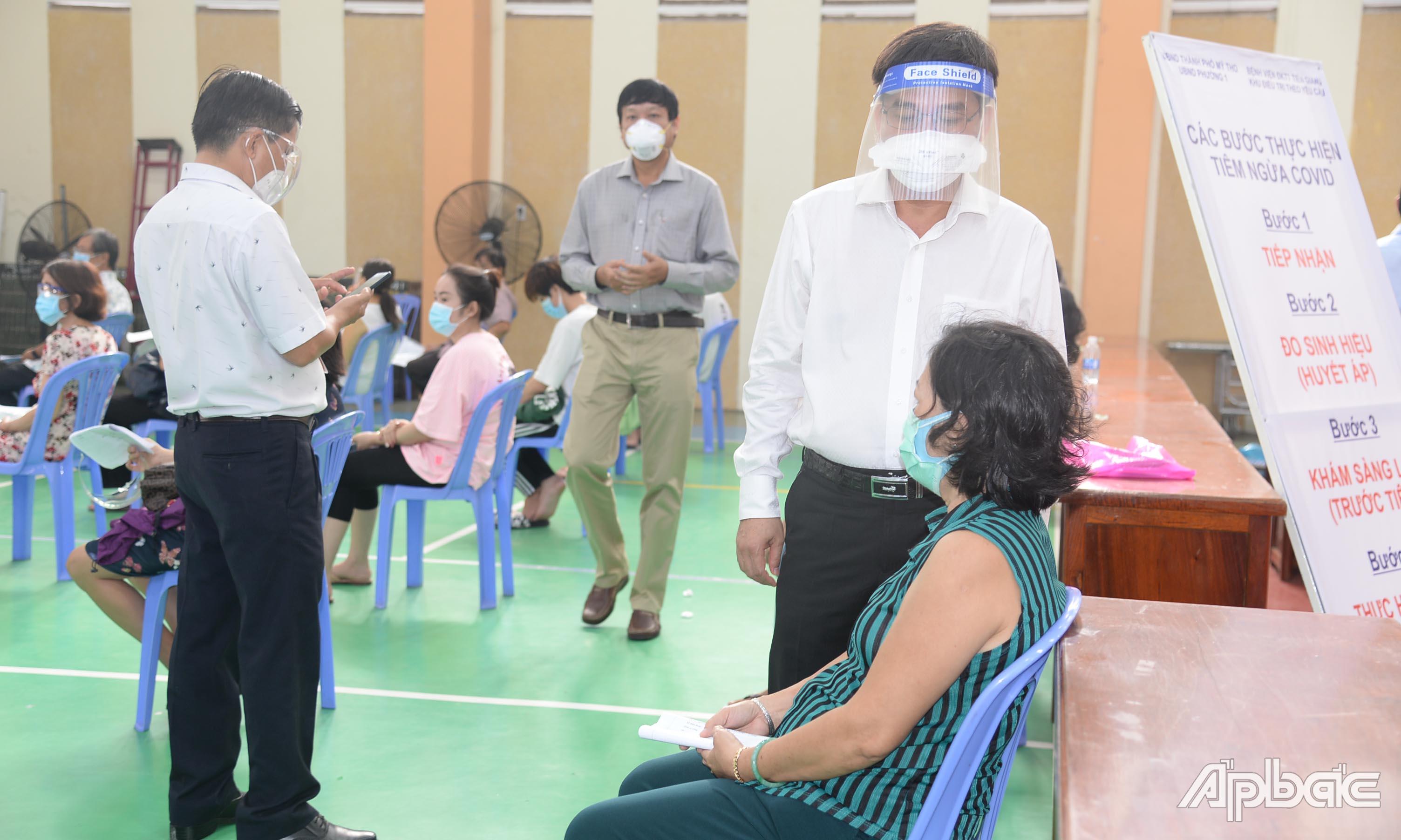 Đồng chí Nguyễn Văn Mười hỏi thăm sức khỏe người dân sau khi tiêm vắc xin Covid-19.