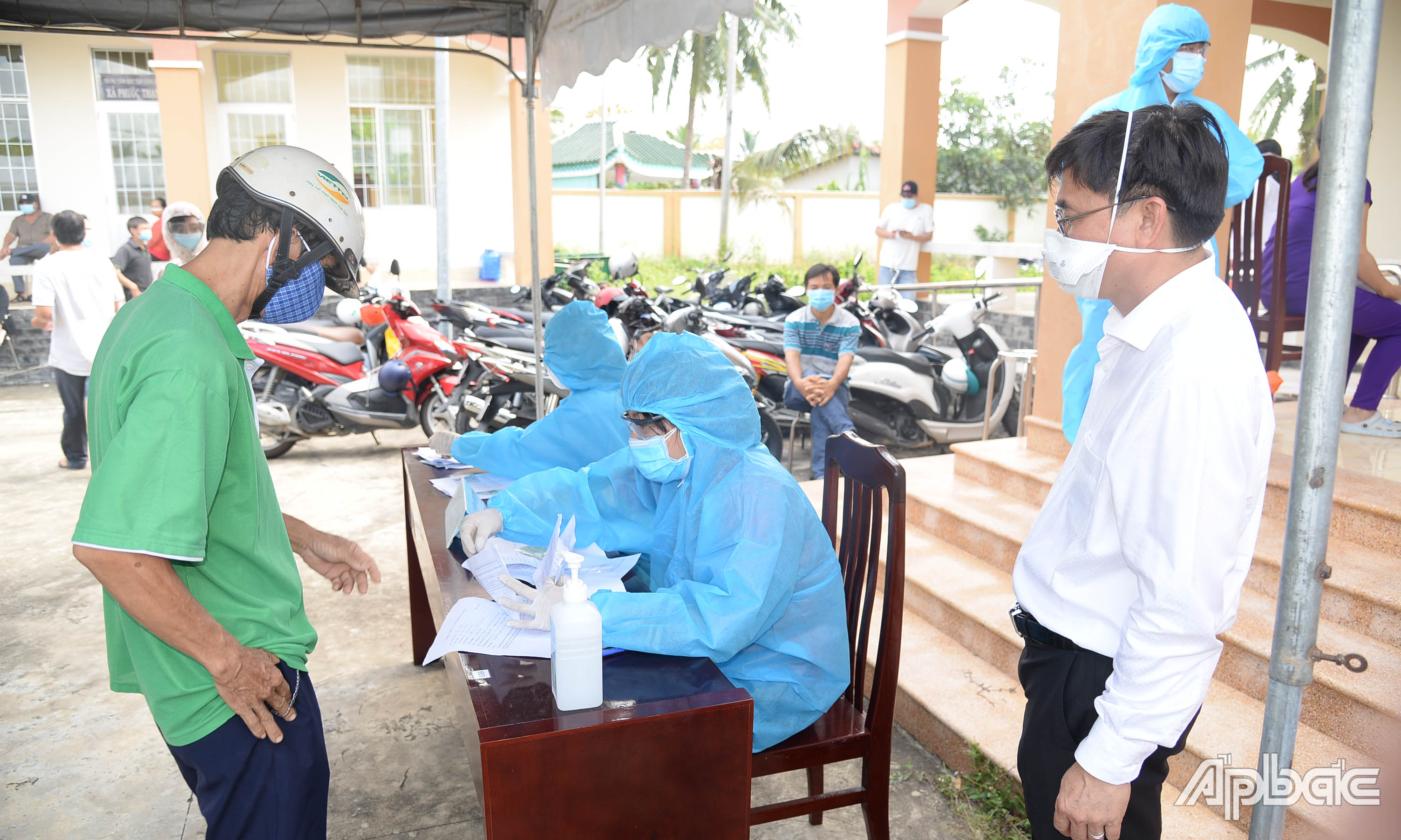 Đồng chí Nguyễn Văn Mười kiểm tra việc tiêm vắc xin Covid-19 tại điểm Nhà Văn hóa xã Phước Thạnh.