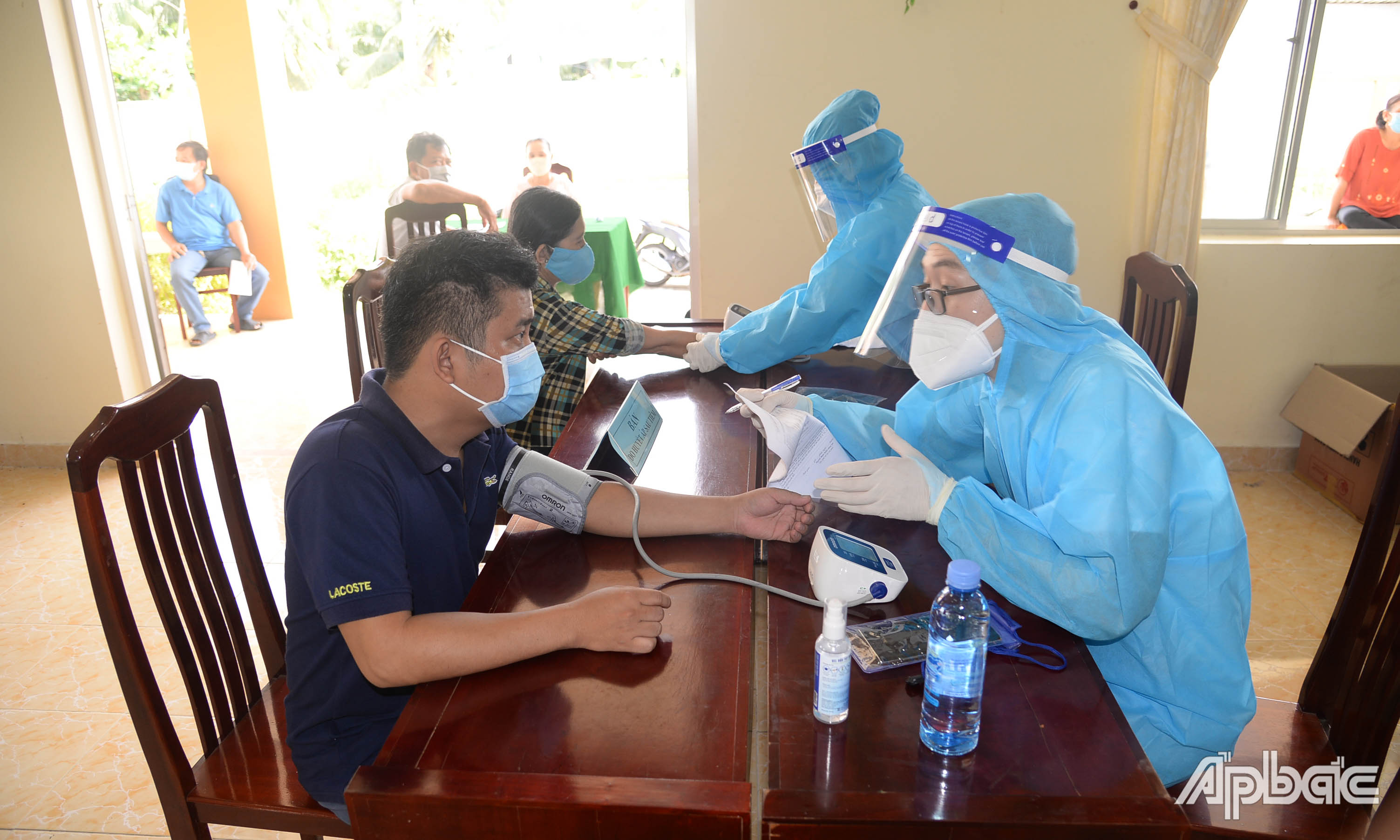 Người dân khám sàng lọc sức khỏe trước khi tiêm vắc xin.