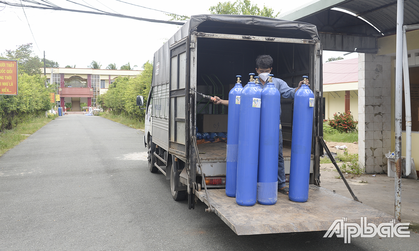 Đơn vị vận chuyển bình oxy đến Bệnh viện Dã chiến số 1.